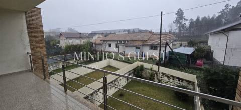 Moradia V3 c/ 1 Suite Closet, Mobilada e Equipada pronta a Habitar c/ Jardim - Amares (Bico), Braga