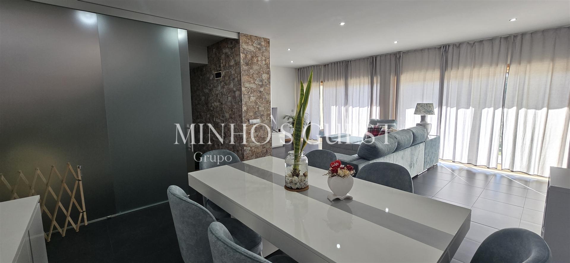 Moradia V3 c/ 1 Suite Closet, Mobilada e Equipada pronta a Habitar c/ Jardim - Amares, Braga