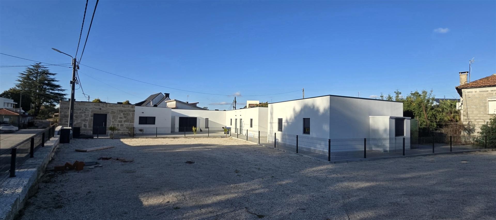 4 Moradias + Terreno c/ possibilidade de negócio - Vila Nova de Famalicão