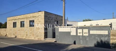 4 Moradias + Terreno c/ possibilidade de negócio - Vila Nova de Famalicão