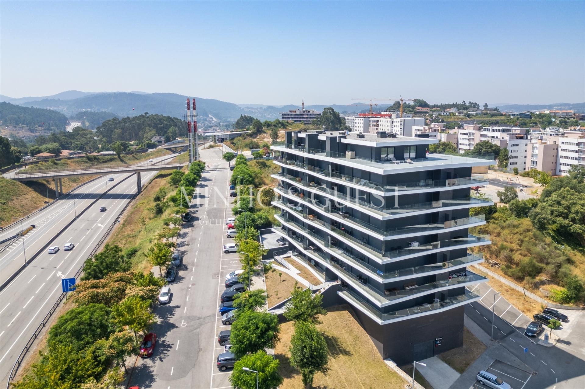 Apartamento T3 c/ Varandas Amplas e Cobertas - Ferreiros, Braga