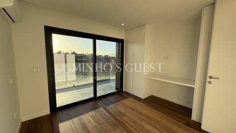 Apartamento T3 c/ Varandas Amplas e Cobertas - Ferreiros, Braga