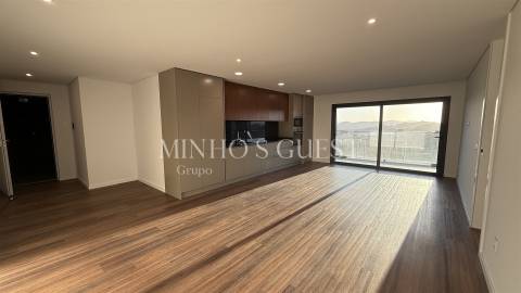 Apartamento T3 c/ Varandas Amplas e Cobertas - Ferreiros, Braga