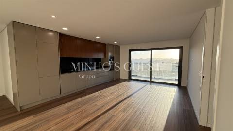 Apartamento T3 c/ Varandas Amplas e Cobertas - Ferreiros, Braga