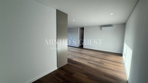 Apartamento T3 c/ Varandas Amplas e Cobertas - Ferreiros, Braga