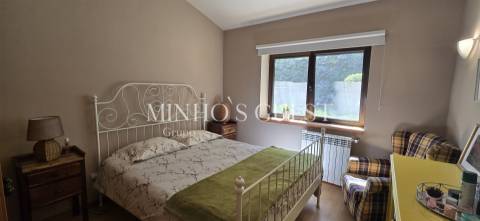 Moradia T2 (Duplex) c/ Jardim e Churrasqueira em Condomínio Fechado de Luxo - Caniçada, Gerês