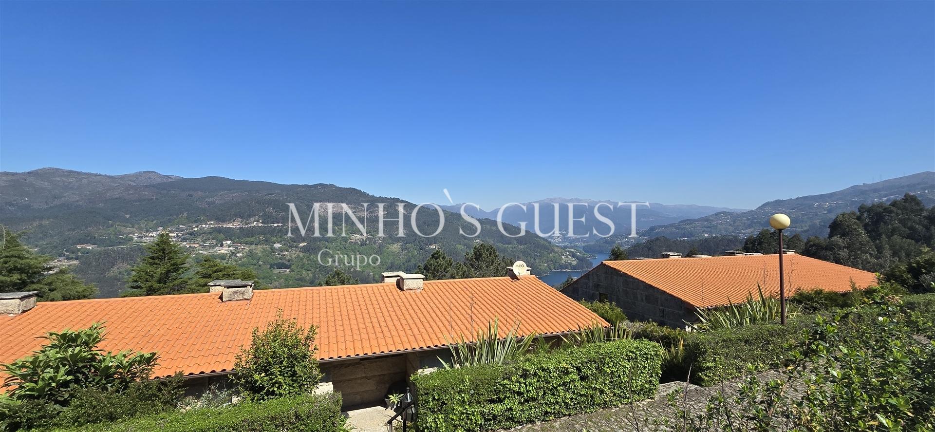 Moradia T2 (Duplex) c/ Jardim e Churrasqueira em Condomínio Fechado de Luxo - Caniçada, Gerês