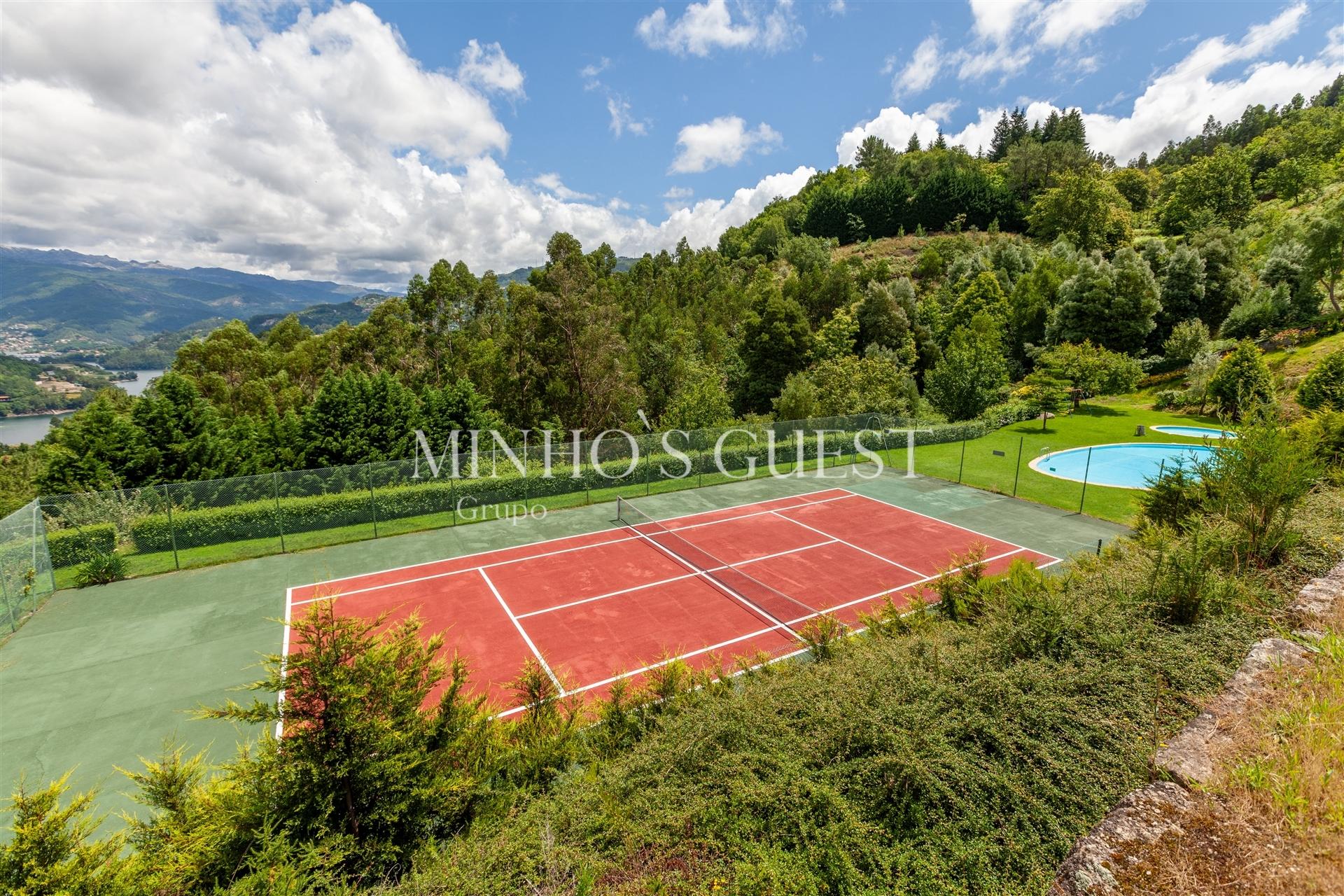 Moradia T2 (Duplex) c/ Jardim e Churrasqueira em Condomínio Fechado de Luxo - Caniçada, Gerês