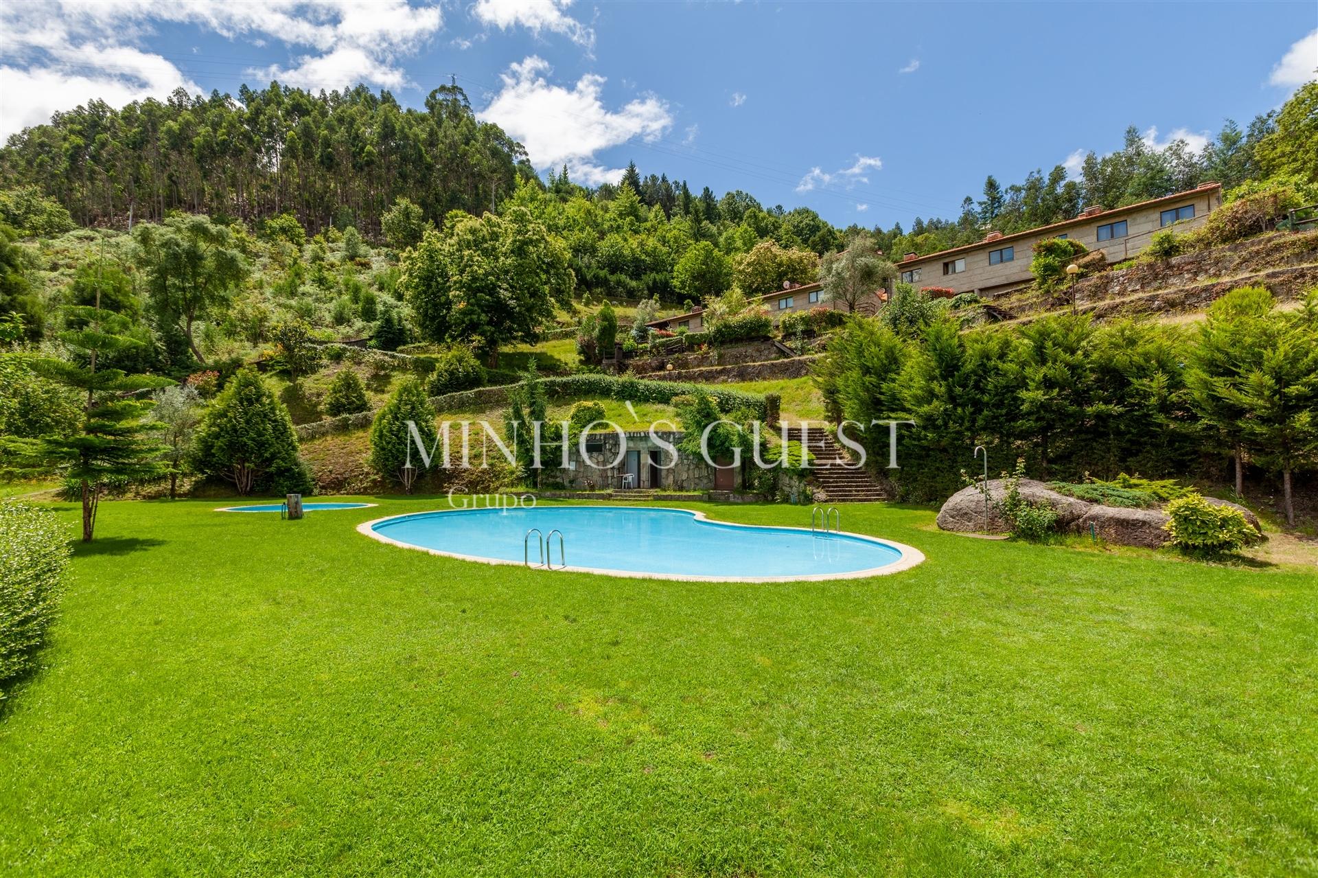 Moradia T2 (Duplex) c/ Jardim e Churrasqueira em Condomínio Fechado de Luxo - Caniçada, Gerês