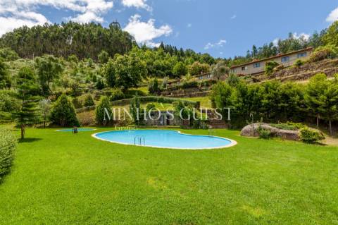 Moradia T2 (Duplex) c/ Jardim e Churrasqueira em Condomínio Fechado de Luxo - Caniçada, Gerês