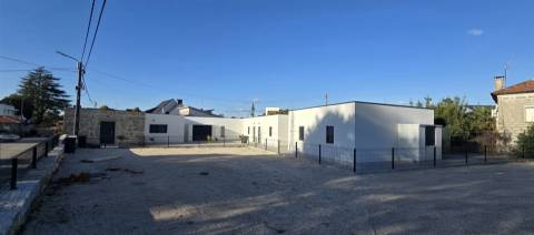 4 Moradias + Terreno c/ possibilidade de negócio - Vila Nova de Famalicão