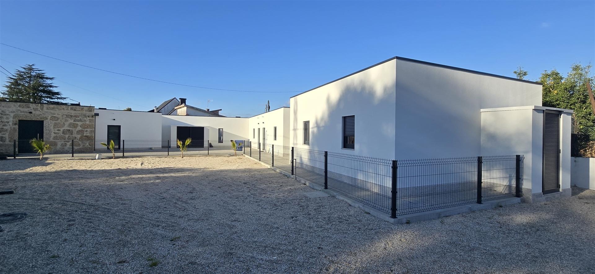 4 Moradias + Terreno c/ possibilidade de negócio - Vila Nova de Famalicão