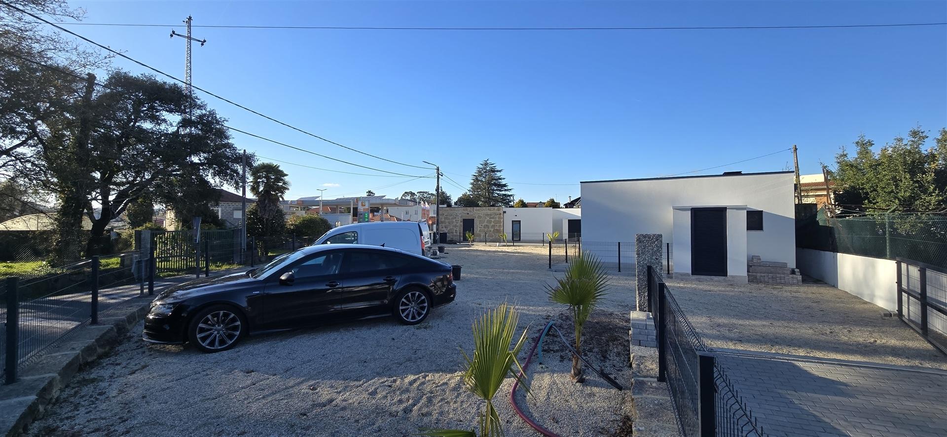 4 Moradias + Terreno c/ possibilidade de negócio - Vila Nova de Famalicão