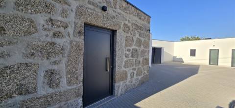 4 Moradias + Terreno c/ possibilidade de negócio - Vila Nova de Famalicão