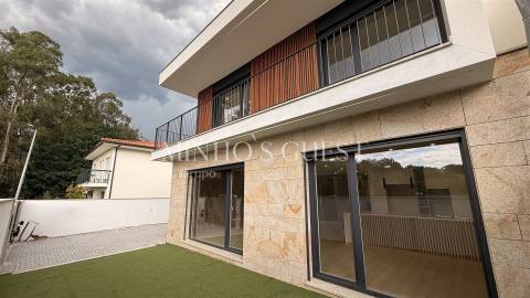 Moradia Individual V4 (274m2) c/ AC e Logradouro - Palmeira Braga