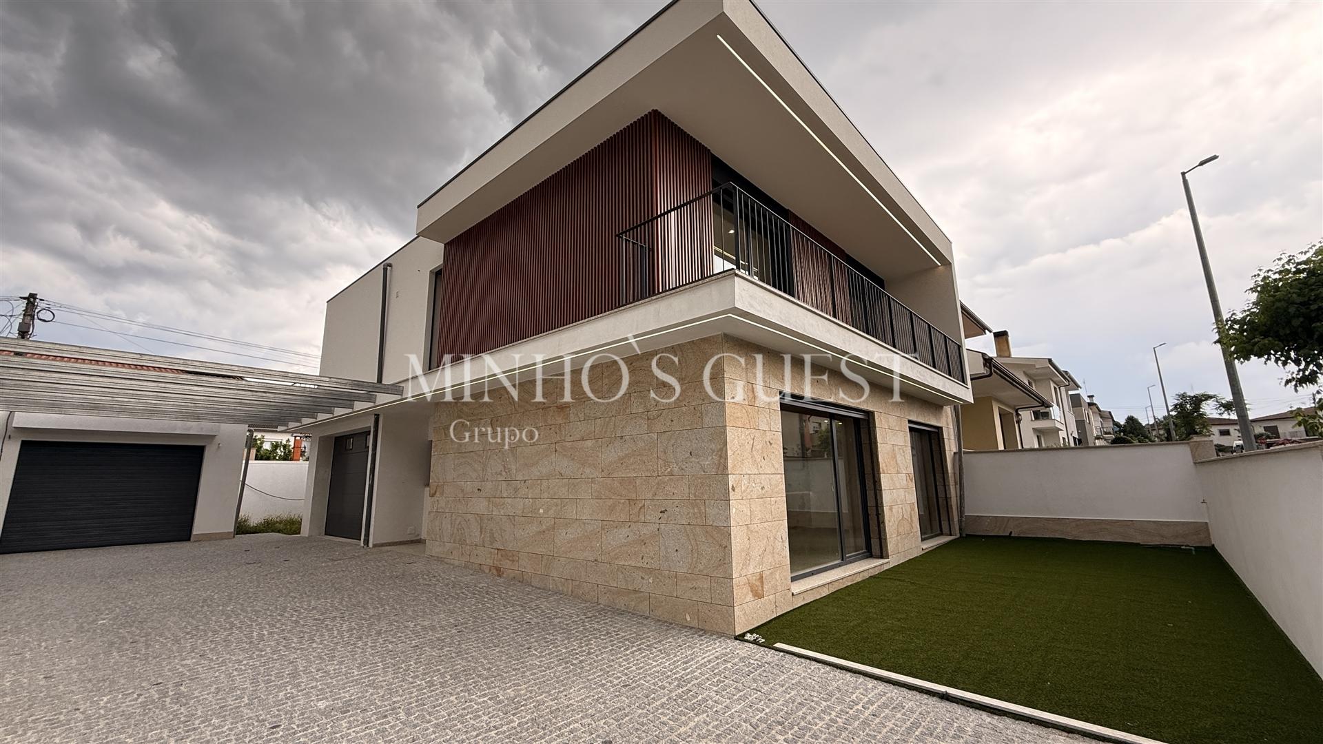 Moradia Individual V4 (274m2) c/ AC e Logradouro - Palmeira Braga