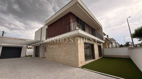 Moradia Individual V4 (274m2) c/ AC e Logradouro - Palmeira Braga