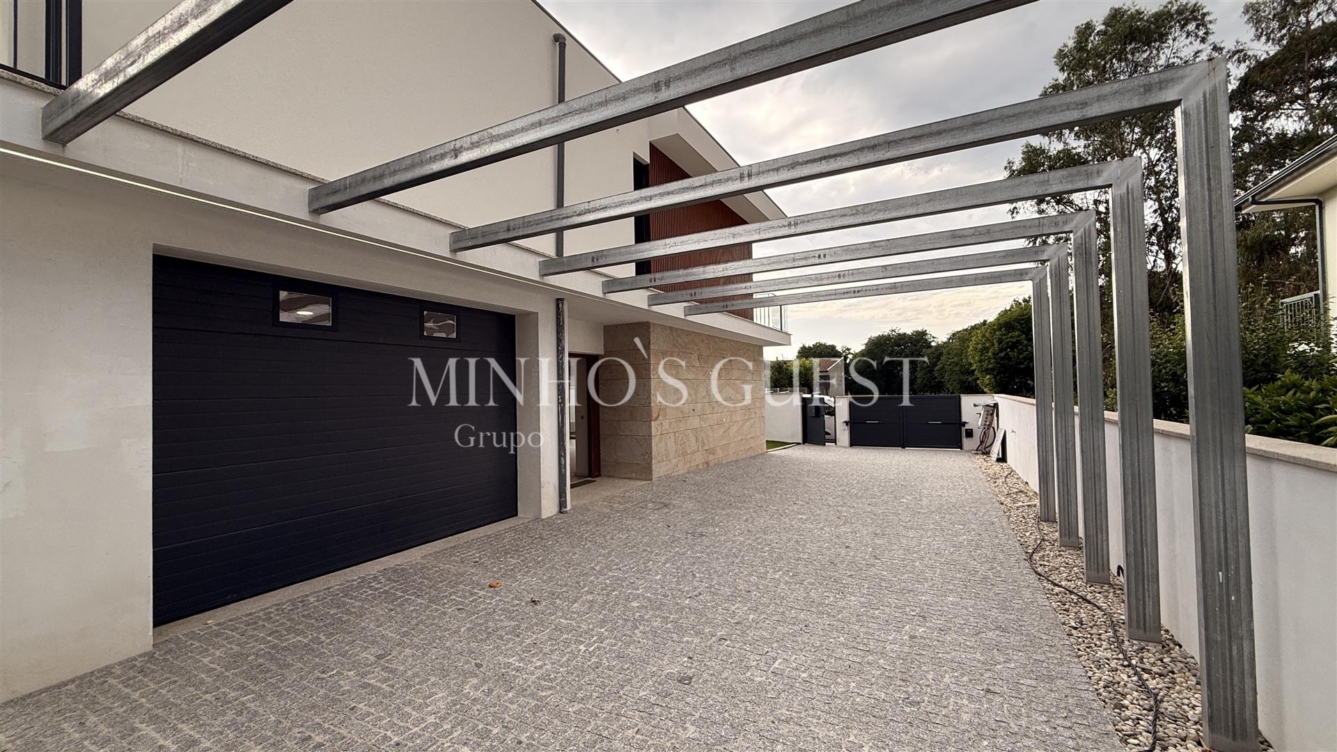 Moradia Individual V4 (274m2) c/ AC e Logradouro - Palmeira Braga