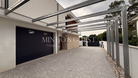 Moradia Individual V4 (274m2) c/ AC e Logradouro - Palmeira Braga