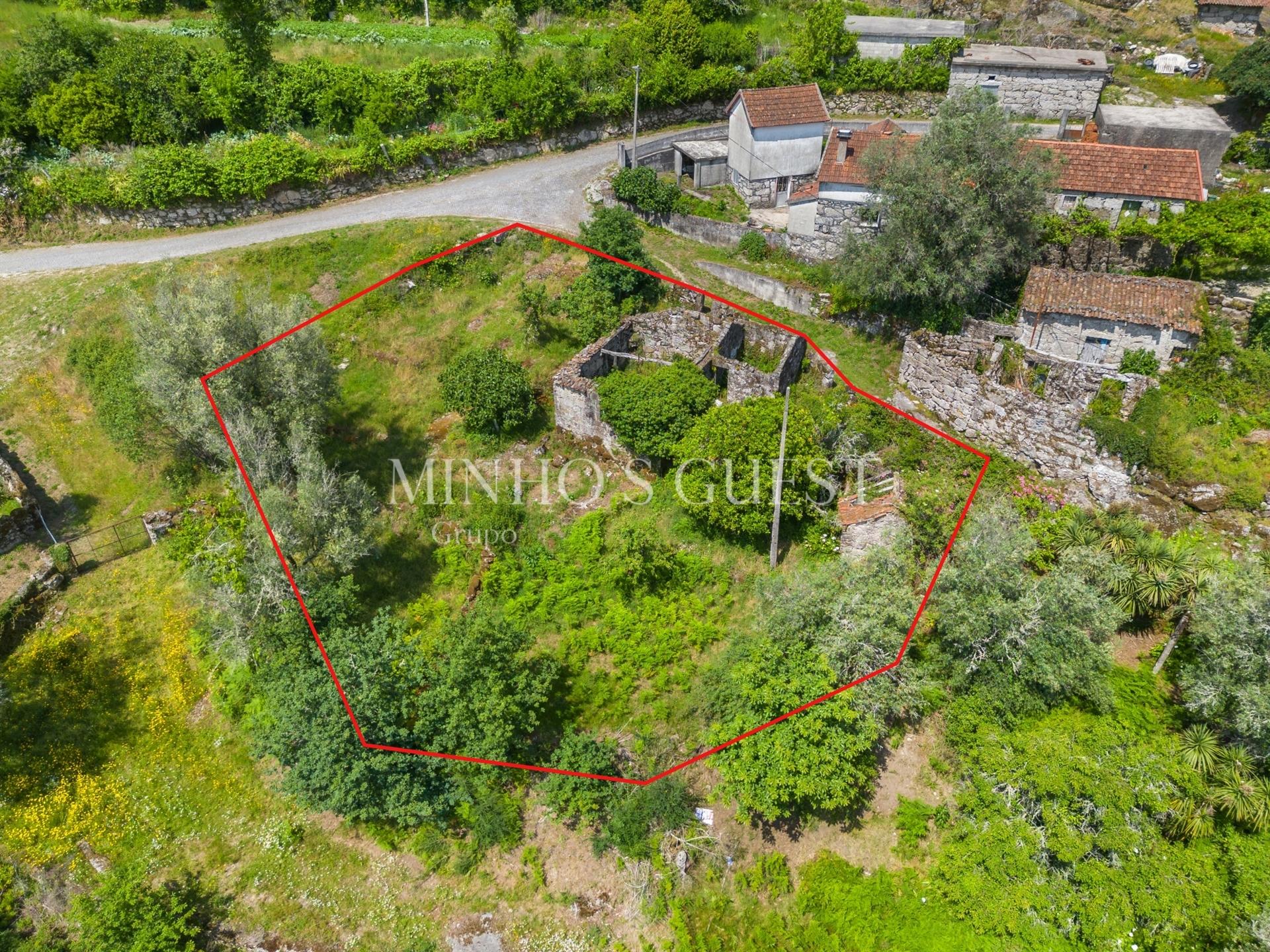 Terreno (700m2) c/ Ruína em Serzedelo – Póvoa de Lanhoso