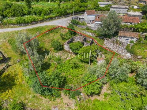 Terreno (700m2) c/ Ruína em Serzedelo – Póvoa de Lanhoso