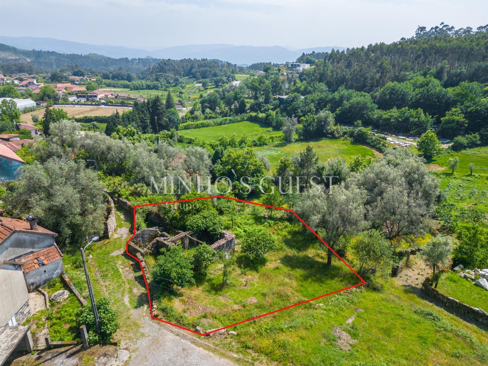 Terreno (700m2) c/ Ruína em Serzedelo – Póvoa de Lanhoso