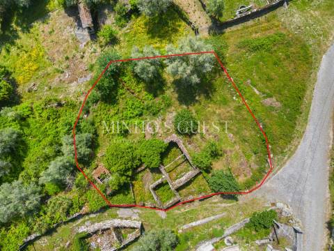 Terreno (700m2) c/ Ruína em Serzedelo – Póvoa de Lanhoso