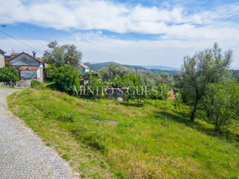 Terreno (700m2) c/ Ruína em Serzedelo – Póvoa de Lanhoso
