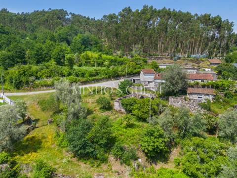 Terreno (700m2) c/ Ruína em Serzedelo – Póvoa de Lanhoso