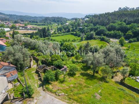 Terreno (700m2) c/ Ruína em Serzedelo – Póvoa de Lanhoso