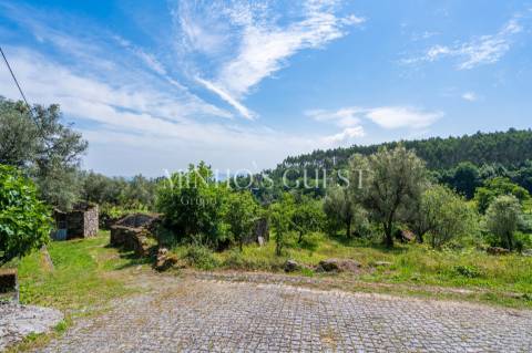 Terreno (700m2) c/ Ruína em Serzedelo – Póvoa de Lanhoso