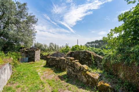 Terreno (700m2) c/ Ruína em Serzedelo – Póvoa de Lanhoso