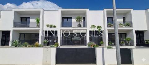 Exclusiva Moradia V3 c/ Suite, Closet e Jardim em Palmeira, Braga