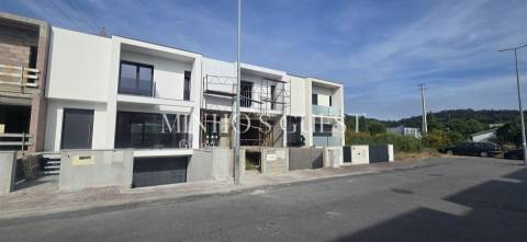 Exclusiva Moradia V3 c/ Suite, Closet e Jardim em Palmeira, Braga