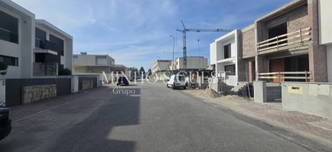 Exclusiva Moradia V3 c/ Suite, Closet e Jardim em Palmeira, Braga