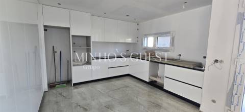 Exclusiva Moradia V3 c/ Suite, Closet e Jardim em Palmeira, Braga
