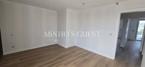 Exclusiva Moradia V3 c/ Suite, Closet e Jardim em Palmeira, Braga