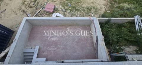 Exclusiva Moradia V3 c/ Suite, Closet e Jardim em Palmeira, Braga