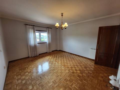 Moradia Incrível com 4 Quartos e Garagem Fechada em Fafe