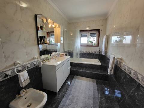 Moradia Incrível com 4 Quartos e Garagem Fechada em Fafe