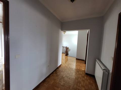 Moradia Incrível com 4 Quartos e Garagem Fechada em Fafe