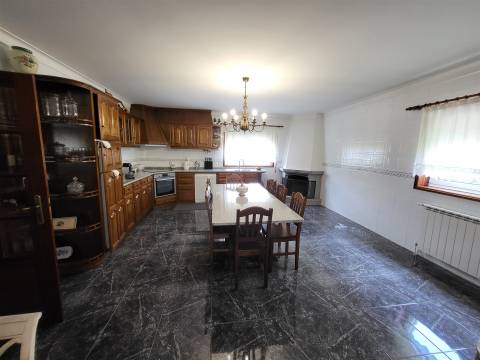 Moradia Incrível com 4 Quartos e Garagem Fechada em Fafe