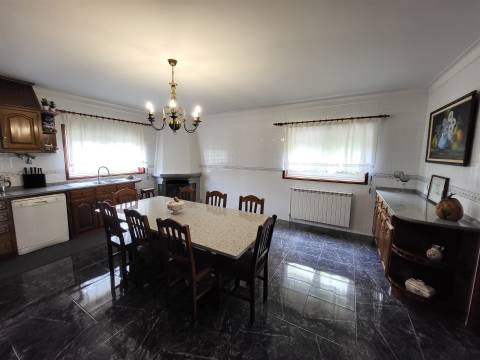 Moradia Incrível com 4 Quartos e Garagem Fechada em Fafe