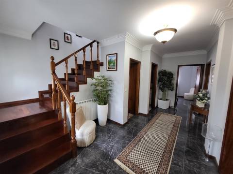 Moradia Incrível com 4 Quartos e Garagem Fechada em Fafe