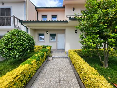 Moradia Incrível com 4 Quartos e Garagem Fechada em Fafe