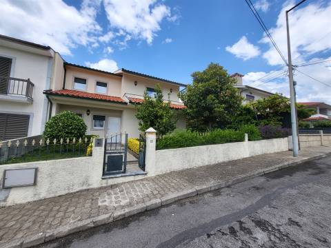 Moradia Incrível com 4 Quartos e Garagem Fechada em Fafe