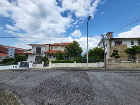 Moradia Incrível com 4 Quartos e Garagem Fechada em Fafe