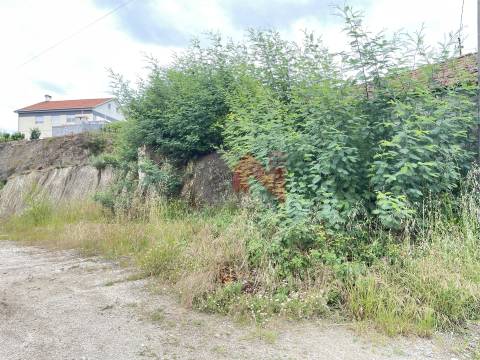 Moradia térrea em ruína com terreno com em Vilar de Torno