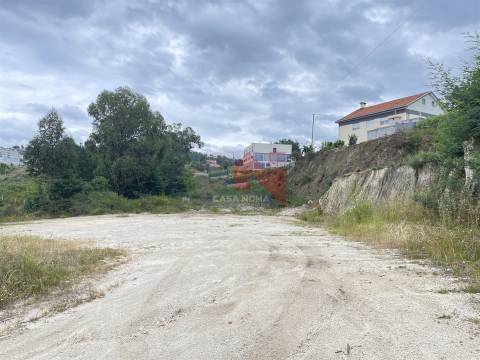 Moradia térrea em ruína com terreno com em Vilar de Torno