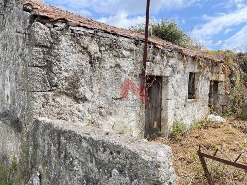 Moradia térrea em ruína com terreno com em Vilar de Torno